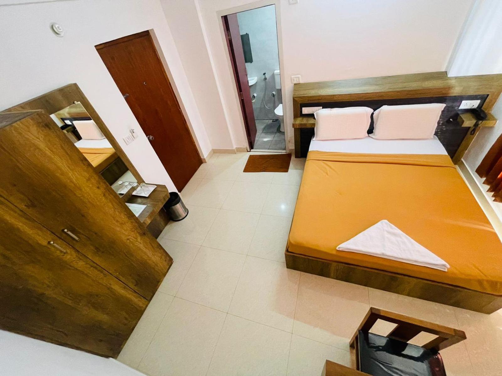 B Six Hotel Бангалор Екстериор снимка