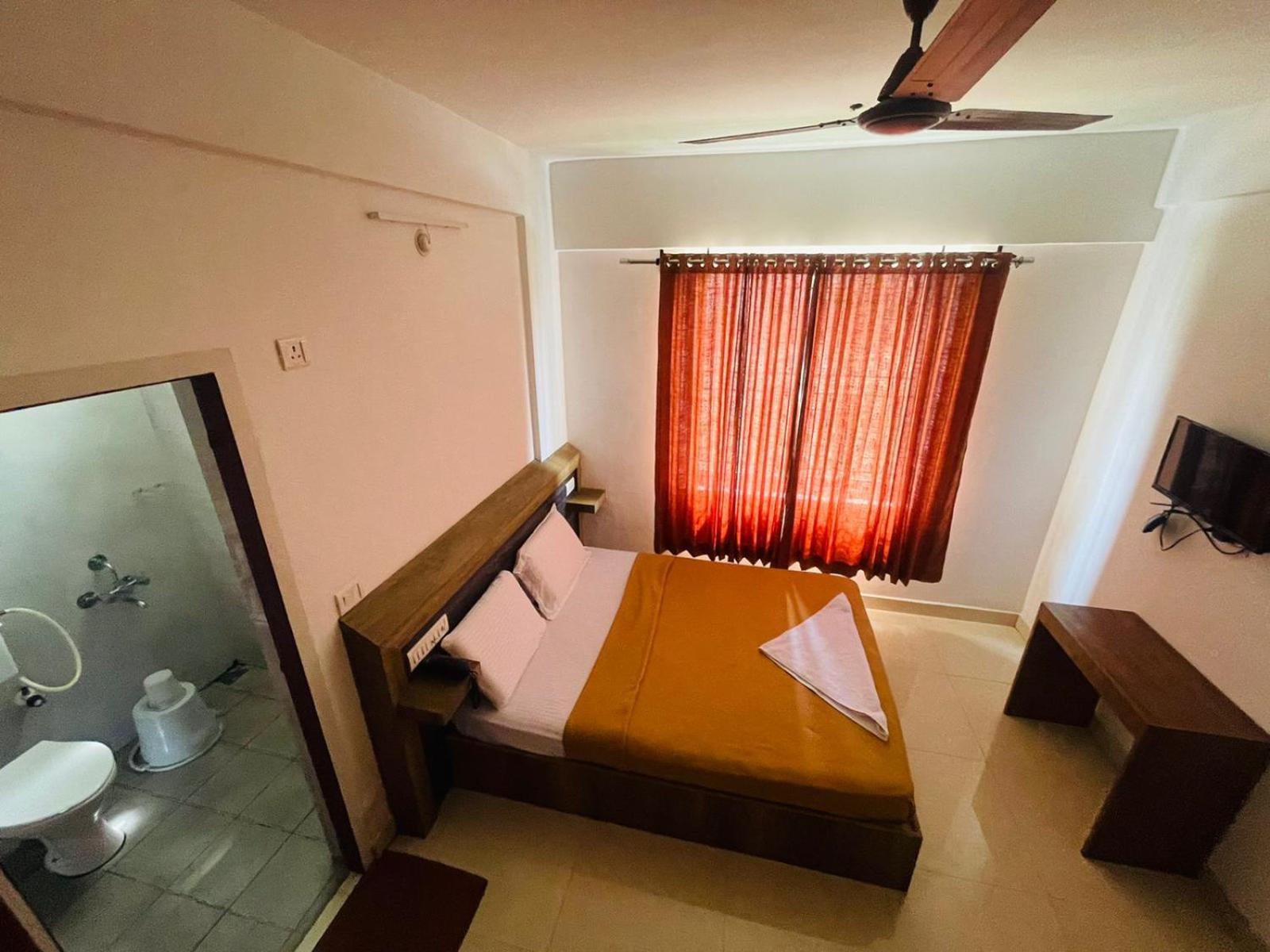 B Six Hotel Бангалор Екстериор снимка