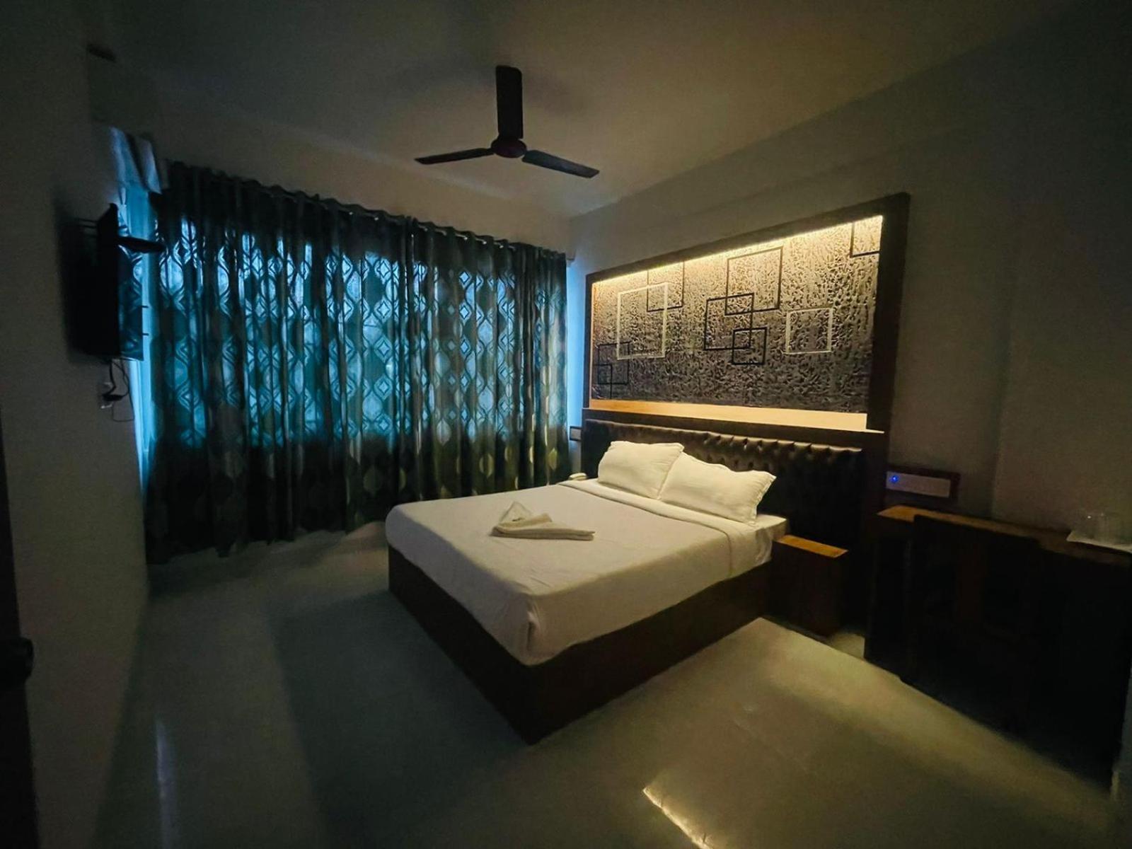 B Six Hotel Бангалор Екстериор снимка