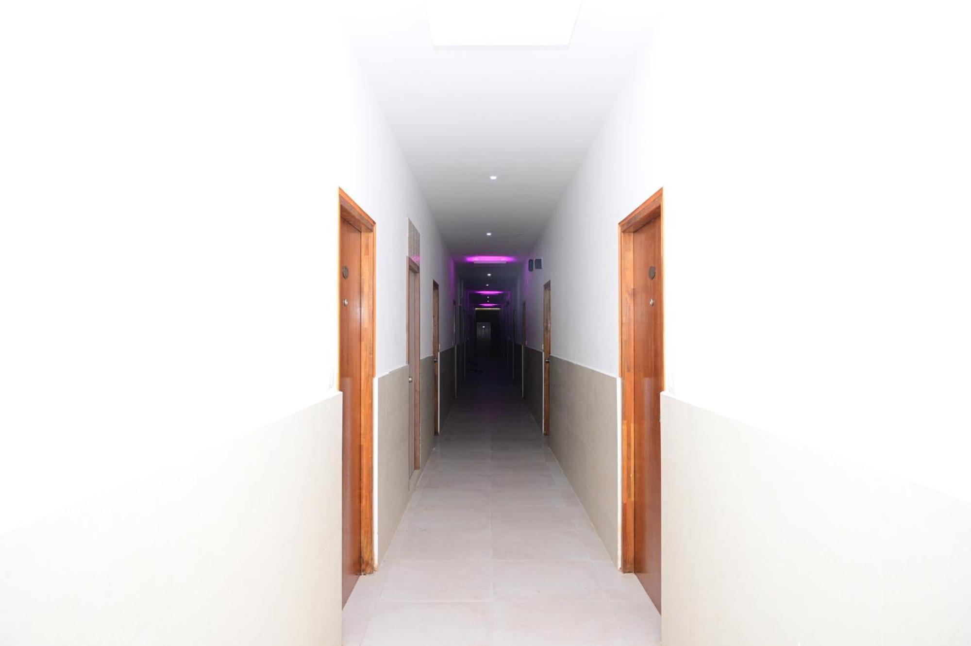 B Six Hotel Бангалор Екстериор снимка