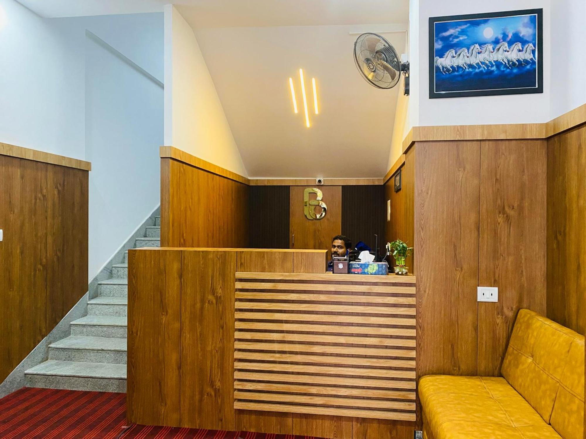 B Six Hotel Бангалор Екстериор снимка