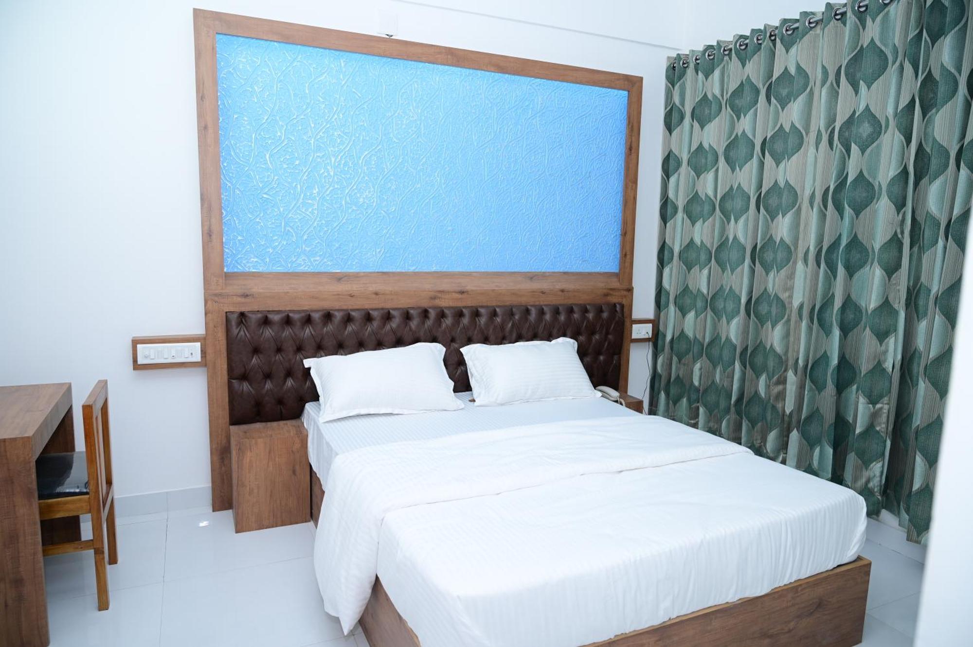 B Six Hotel Бангалор Екстериор снимка