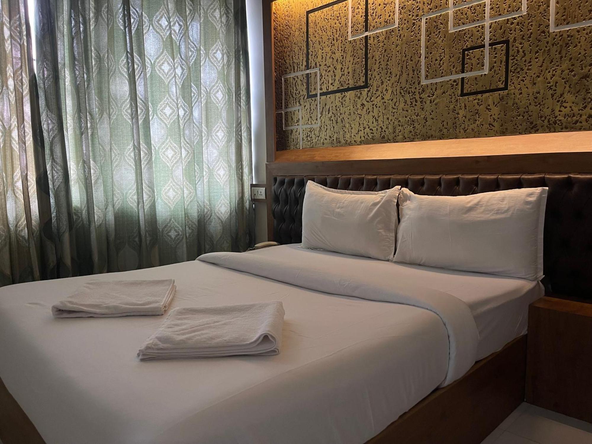 B Six Hotel Бангалор Екстериор снимка